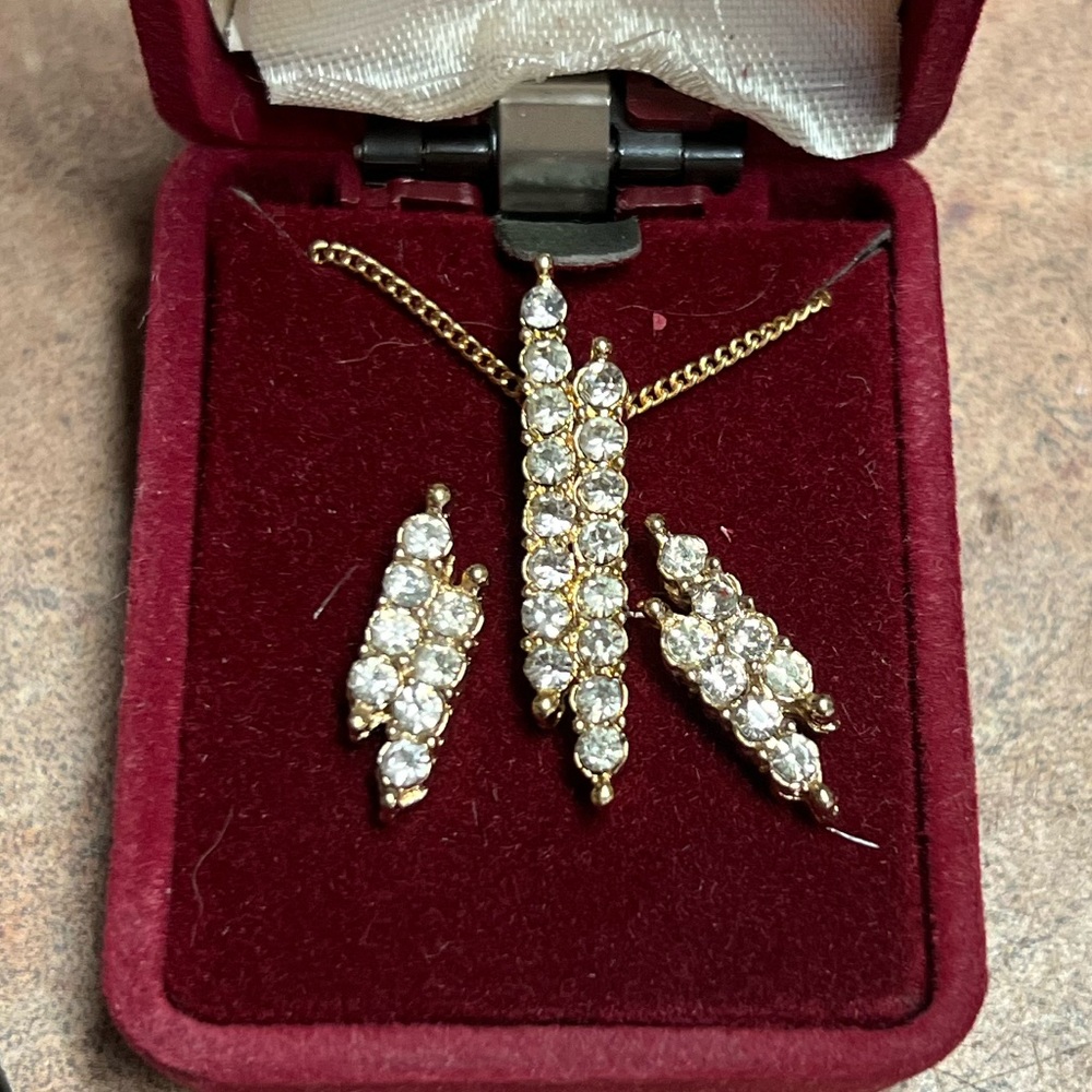 16” Gold plate necklace w/white diamond look Lightning bolt neck & earring set.